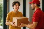 un joven recibiendo una caja de su pedido por delivery sonriendo